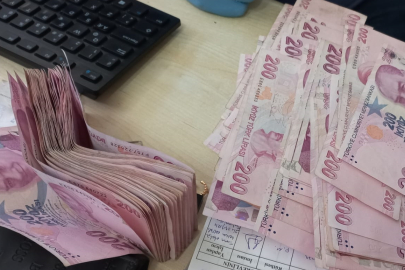 Bankta Unutulan Para Dolu Çanta Sahibine Teslim Edildi