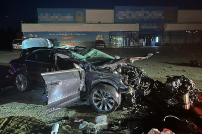 Bariyerlere Çarpan Otomobilin Motoru Koptu: 1’i Ağır 2 Yaralı