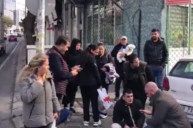 Otomobille Çarpışarak Fırlayan Motosikletli Yayanın Üzerine Düştü: 2 Yaralı