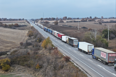 Hamzabeyli Sınır Kapısı'nda 25 Kilometrelik Tır Kuyruğu Oluştu