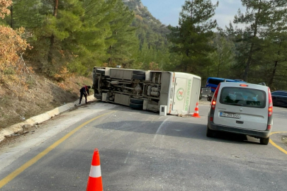 İlkokul Öğrencilerini Taşıyan Midibüs Devrildi: 7 Öğrenci, 2 Öğretmen ve Şoför Yaralandı
