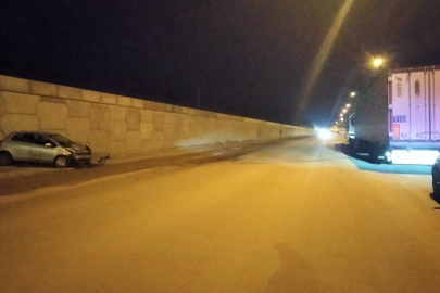 Edirne'de Otomobil Park Halindeki Tıra Çarptı