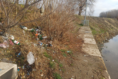 Nehir Değil Sanki Çöplük