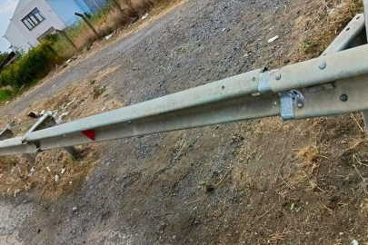 Bu da Oldu: Yolu Kısaltmak İçin Bariyeri Kesip Kapı Yaptılar