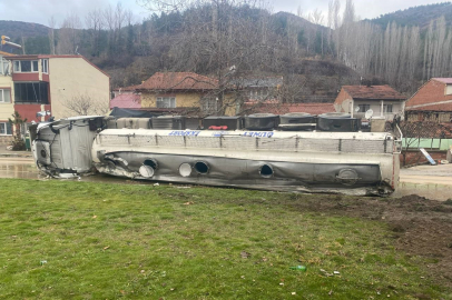 Yağ Tankeri Devrildi Kayganlaşan Yolda Otomobil Şarampole Uçtu