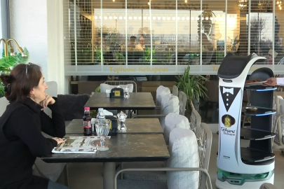 Bursa'da Kebap Salonunda Garson Robotlar Çalışıyor
