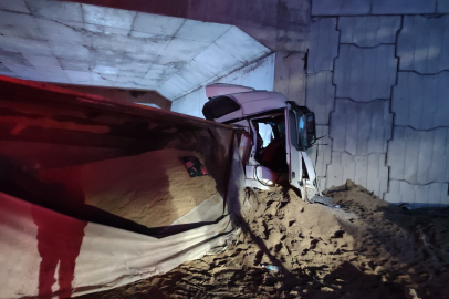 Tekirdağ'da Üç Araçlı Trafik Kazasında Tır Köprüye Çarptı: 1 Ağır Yaralı