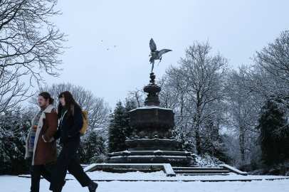 İngiltere’de Sokaklar Beyaza Büründü, Uçuşlar Askıya Alındı