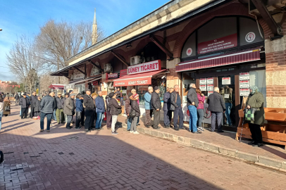 Edirne’de Vatandaşın Hali; Metrelerce Ucuzluk Kuyruğu