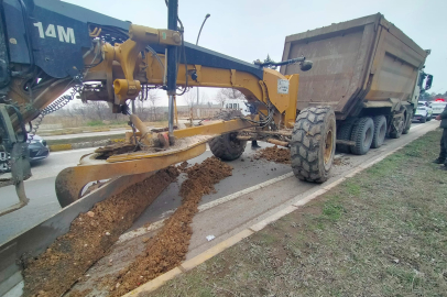 Edirne’de Damperden Düşen Toprak Yol Kapattı