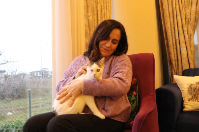 Tekirdağlı Hayvansever, Görme Engelli Kedisine Anne Şefkatiyle Bakıyor