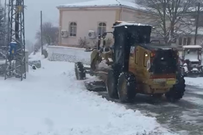 Yenice'de İlçe Özel İdare Ekipleri Karla Kapanan 20 Köy Yolunu Açıyor