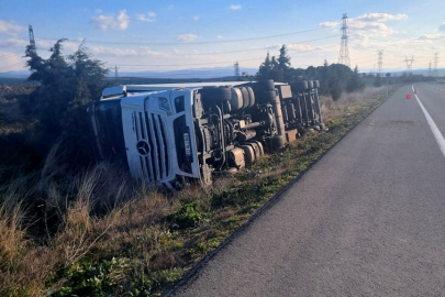 Çanakkale'de TIR Şarampole Devrildi