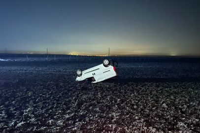 Tarlaya Uçan Hafif Ticari Aracın Sürücüsü Hayatını Kaybetti