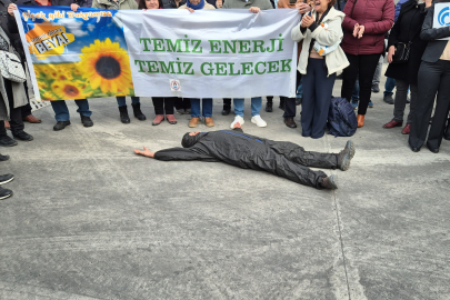 Siyah Tulum Giyip Yere Yattı: Tekirdağ'da Liman Protestosu