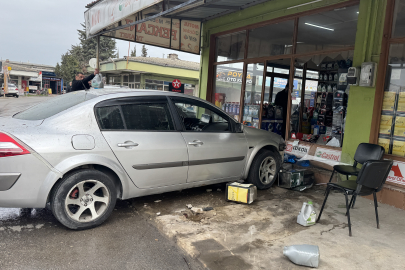 Edirne'de Otomobil İş Yerine Girdi