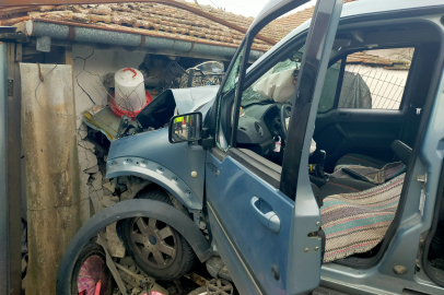 Edirne'de Otomobil Eve Daldı: 2 Yaralı