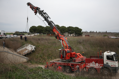 Çanakkale'de Alt Geçide Düşen Kamyonetin Sürücüsü Öldü