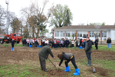 Edirne'de "Ormancılık" Dersinde Öğrenciler Fidan Dikmeyi Öğrendi