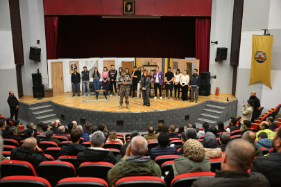 Edirne'de Emniyet Mensupları ve Aileleri "Yarınlara Geç Kalmadan" Adlı Tiyatro Oyununu İzledi