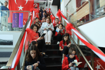 Kırklareli Vali Yardımcısı Tuncer, Kütüphanede Öğrencilerle Kitap Okudu