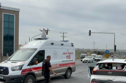 Kırmızı Işıkta Beklerken Tırın Çarptığı Otomobil Sürücüsü Yaralandı