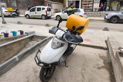 Köpeklerin Kovaladığı Motokurye Kaza Yaptı