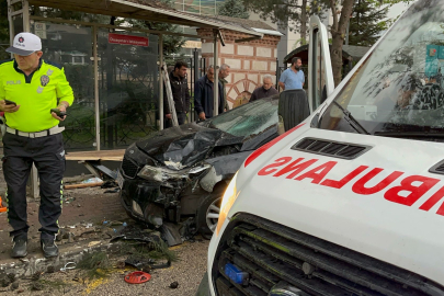 İftar Saati Otomobil Otobüs Durağına Daldı: 2'si Ağır 6 Yaralı