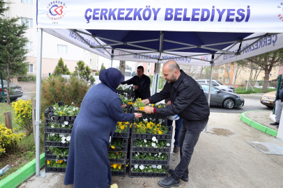 Çerkezköy'de Kabir Ziyareti ve Ücretsiz Çiçek Dağıtımı