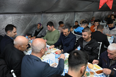 Vali Yunus Sezer, Yıldırım Hacı Sarraf Mahallesi'nde Vatandaşlarla İftar Yaptı