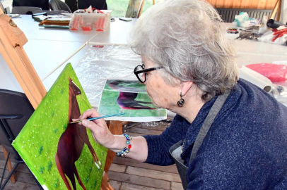 80 Yaşında Resim Yaparak Hayata Sarılıyor