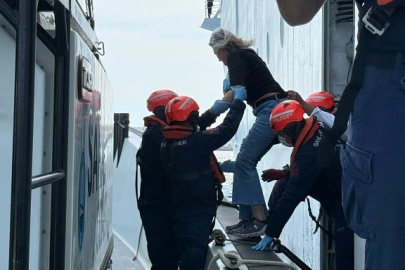 Bozcaada Açıklarında Yolcu Gemisinde Kolu Kırılan Yolcu Tahliye Edildi