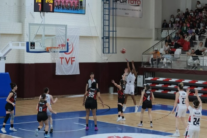 Kırklareli Belediyesi FBO Kadın Basketbol Takımı Sezonu Gururla Tamamladı
