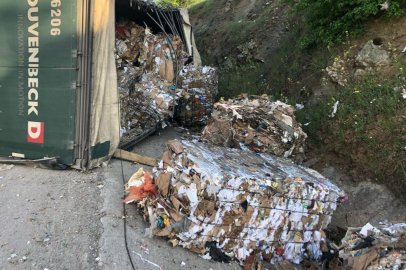 Edirne'de Tırın Devrilmesi Sonucu Yükleri Etrafa Saçıldı