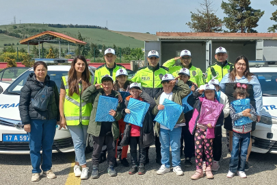 Gelibolu'da Özel Eğitim Sınıfı Öğrencisine Sürpriz Doğum Günü Kutlaması
