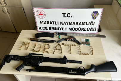 Tekirdağ'da Evlerinde Ruhsatsız Tüfek ve Silah Ele Geçirilen Zanlılar Gözaltına Alındı