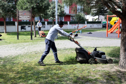 Çerkezköy’de Yeşil Alanlarda Çim Biçme Çalışmaları Sürüyor