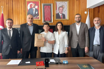 Şiir Yarışması Birincisine Müftülükten Hediye