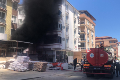 Depo Yangınında Binada Mahsur Kalanlar, İtfaiyenin Merdivenli Araçlarıyla Kurtarıldı