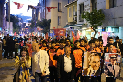 Uzunköprü’de 19 Mayıs Coşkulu Fener Alayı İle Taçlandı