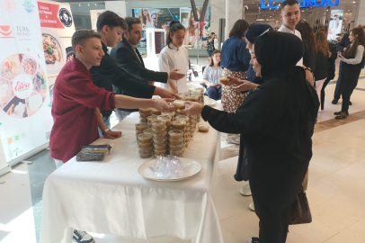 Edirne'deki AVM'de İrmik Helvası Tadımı