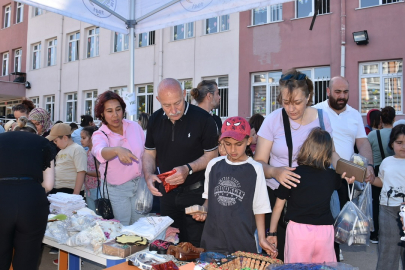 Başkan Türel Cumhuriyet İlkokulu Kermesine Katıldı