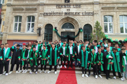 Meslek Lisesinde Mezuniyet Coşkusu