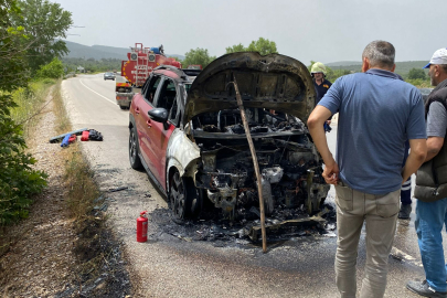 Ayvacık’ta Meydana Gelen Araç Yangını Trafiği Aksattı