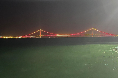 Çanakkale Köprüsü Sarı Kırmızılı Renklerle Aydınlatıldı