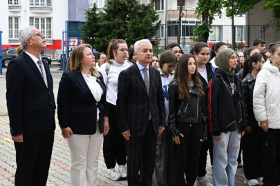 Vali Turan Yeni Haftaya Öğrencilerle Başladı