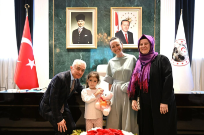 Vali Uğur Turan’a Minik Alis’ten Kitap Hediyesi