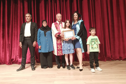 Üç Çocuk Annesi Arkat Birincilikle Mezun Oldu