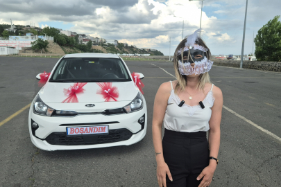 Eşinden Boşandı Sokakta Maskeli Kutlama Yaptı