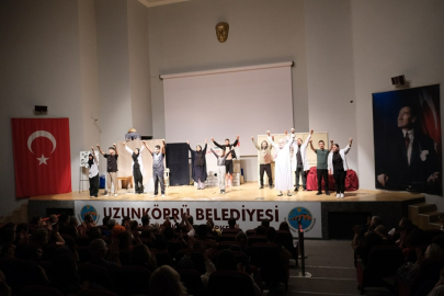 "Enkaz" Tiyatro Oyunu Uzunköprü'de Sanatseverlerle Buluştu